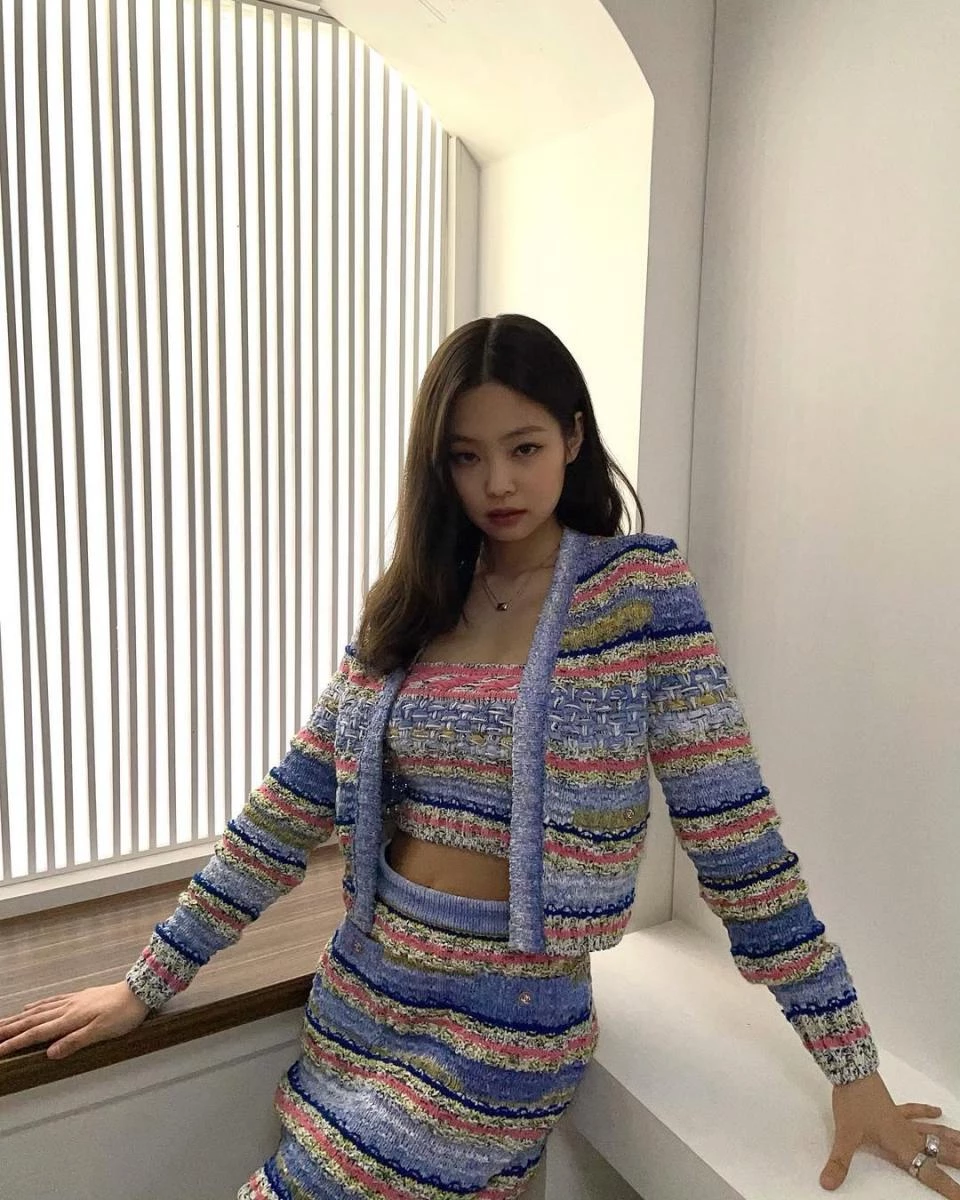 而在版型的挑選上，亦不難發現 Jennie 時常以短版的款式為優先，其最大優勢在於短版的斜紋軟呢外套能創造出更精緻的身型比例，藉此達到拉長雙腿的視覺效果。