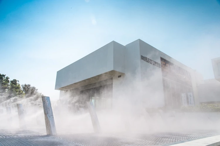 2025年X-site 《毛孔城市》 作品靈感源自於人體皮膚的散熱機制，裝置鋪設擴張網象徵皮膚表層，讓整座北美館門口仿佛沈浸迷霧之中。