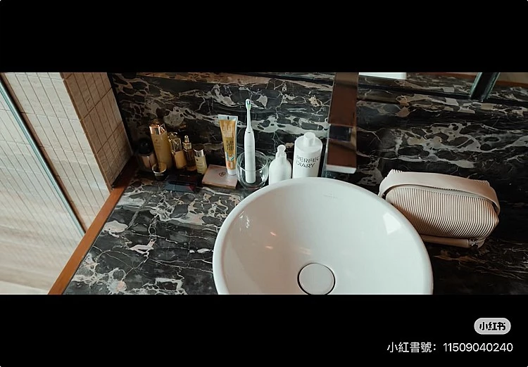趙露思劇中同款保養清單:嬌蘭皇家蜂王乳平衡油精華、皇家蜂王乳蜜露、皇家蜂王乳雙導精華、蜂蜜修護黑霜、蜂蜜修護白霜