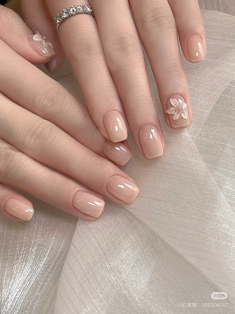 2025裸色光療美甲推薦4：氣質小花