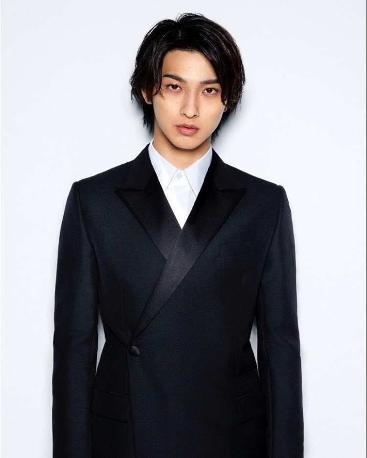 出生於1996年神奈川縣橫濱市。父母在他誕生當晚看見流星劃過夜空，便以此命名，希望他能如流星般耀眼、自由。這個名字成為他人生的象徵，無論在武道場或舞台上，都閃爍著專屬光芒。