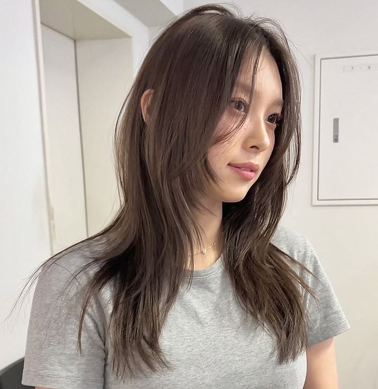 50歲減齡中分長髮推薦2：微捲魚尾剪