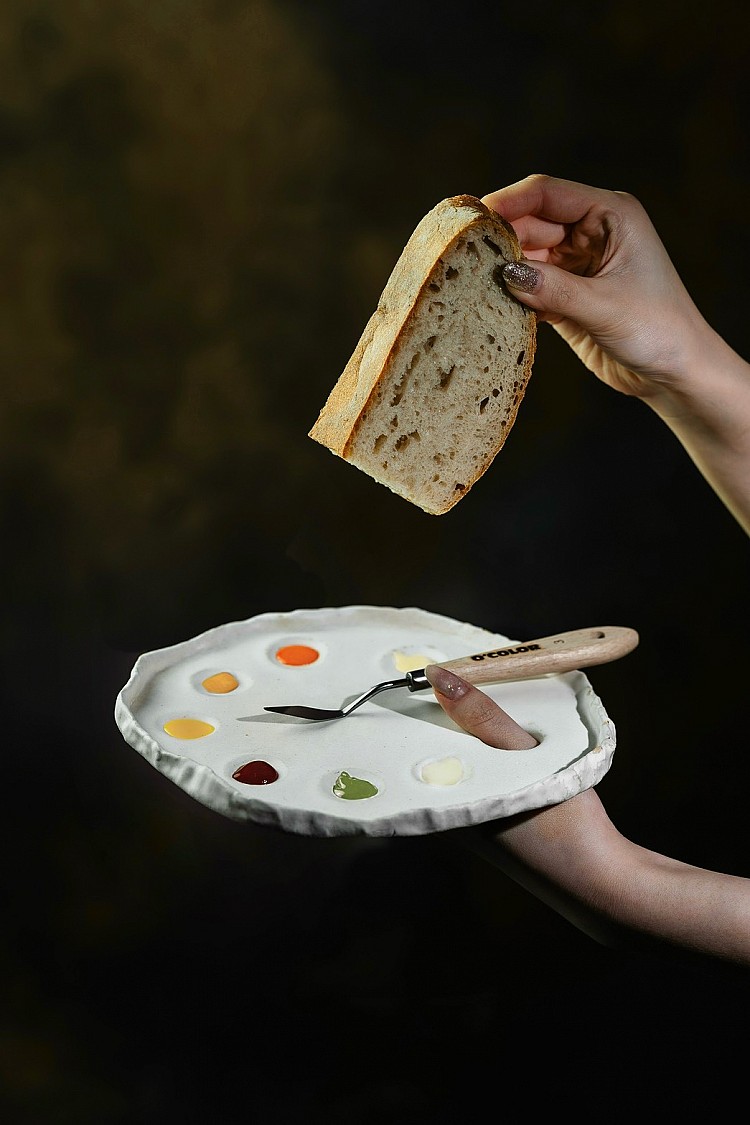 搭配「月亮調色盤」，自家酸種麵包承載七款手作抹醬，紅酒李子的沉靜、焦化洋蔥的熟成、燻鮭魚的煙香在口中交錯，節奏明確而有記憶點。