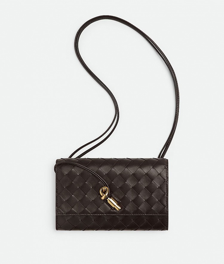 自2023年問世以來,Andiamo系列已成為Bottega Veneta的熱銷包款之一。品牌近期再次推出全新Andiamo Pouch,以更輕盈俐落的姿態登場,將原本大包的率性氣質,濃縮進這款優雅小巧的輪廓中,注入深邃的可可色,整體散發出溫潤高貴的氣息。