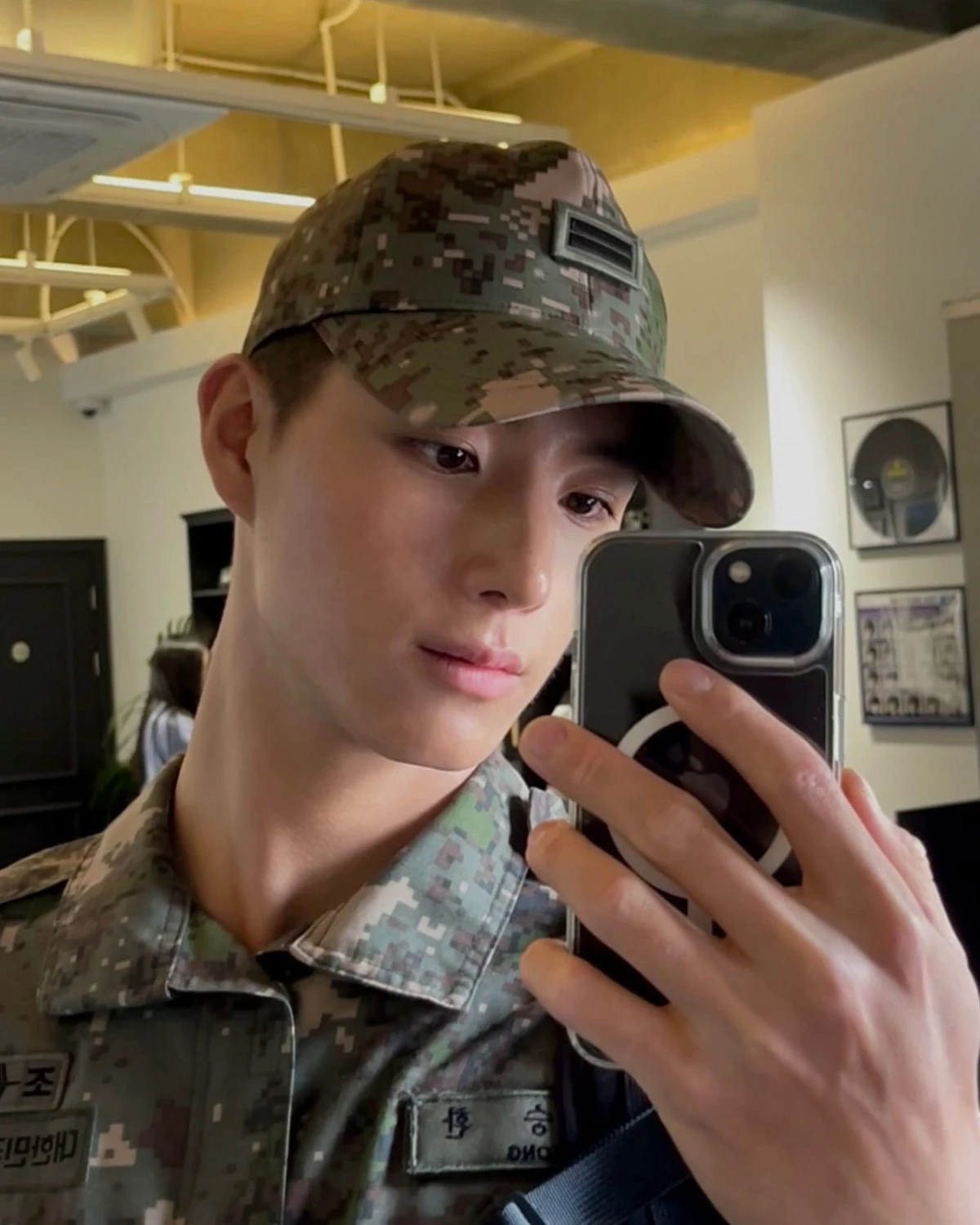 鄭勝換於去年十月以陸軍現役身分履行兵役義務,當時也透過親筆信向粉絲表示,希望早點完成人生的一大功課,才能更長久地回到大家面前活動,更承諾一定會再次站上舞台。沒想到時隔一年後,近日他穿著軍服登上「雞龍軍事文化節」舞台,憑著高挑比例、清秀五官與俐落舞技意外成為全場焦點,即使身旁站著 SEVENTEEN WOOZI、姜丹尼爾、白虎、iKON DK 等高人氣偶像,依舊成功搶走不少目光。