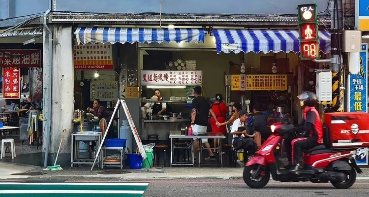 「來這家吃麵線,千萬別點大碗的!」、「本只是想吃肉圓,但看到麵線忍不住還是點了一碗,沒想到一上桌真的嚇到寶寶了,這碗兩人完全吃不下啊,比台北的兩份小碗的都還多,害我們開始思考到底這裡的大碗有多大碗?!」