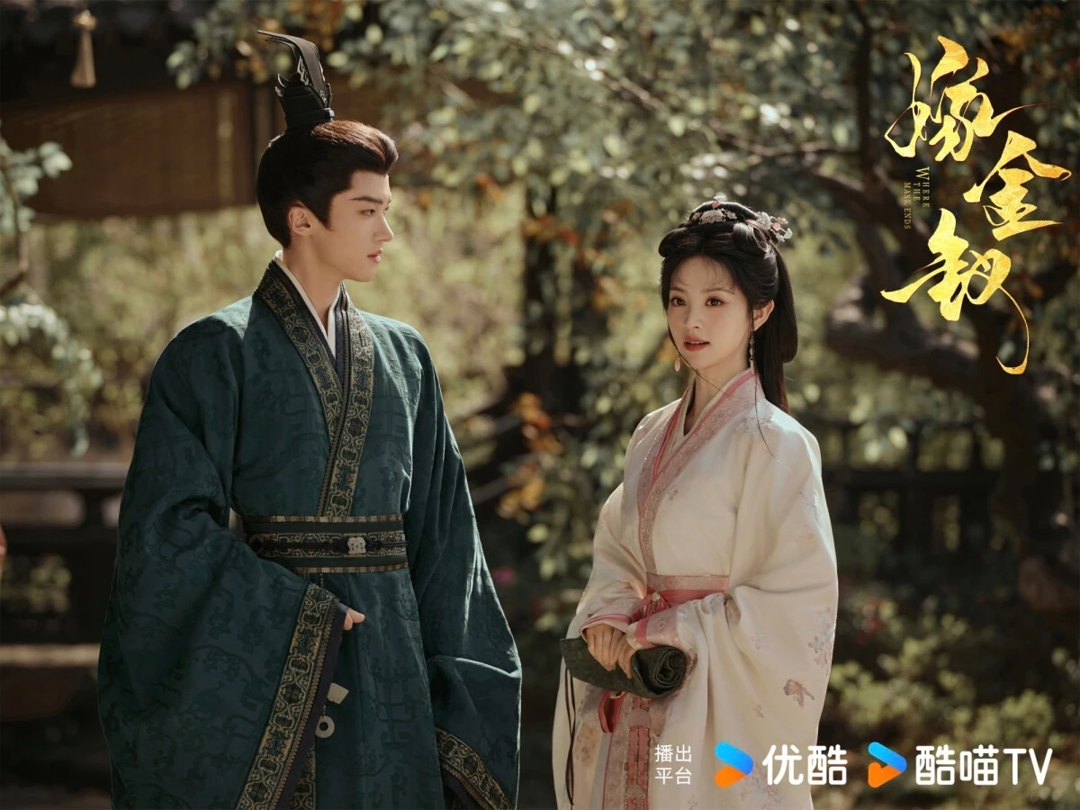 《嫁金釵》由曾執導《雁回時》的楊龍掌鏡,並找來參與《延禧攻略》、《尚食》…等作品的編劇周末操刀。故事改編自晉江文學城作家笑佳人的同名小說,描述承安伯府的千金魏嬈,幼年因身世被調包而流落民間,淪為以清理夜香維生的底層女子阿丑,為了替養母治病、償還養父留下的債務,她被迫頂替與自己容貌相同的假千金君黛,嫁給戰場重傷、昏迷不醒的英國公府世子陸濯,原本以為只是一場沒有感情的沖喜婚姻,沒想到新婚之夜,陸濯竟然意外甦醒,讓整場替嫁騙局瞬間陷入危機,從必須隱瞞假千金的真實身份,到國公府內部暗潮洶湧的利益糾葛,阿丑要如何過關斬將呢?