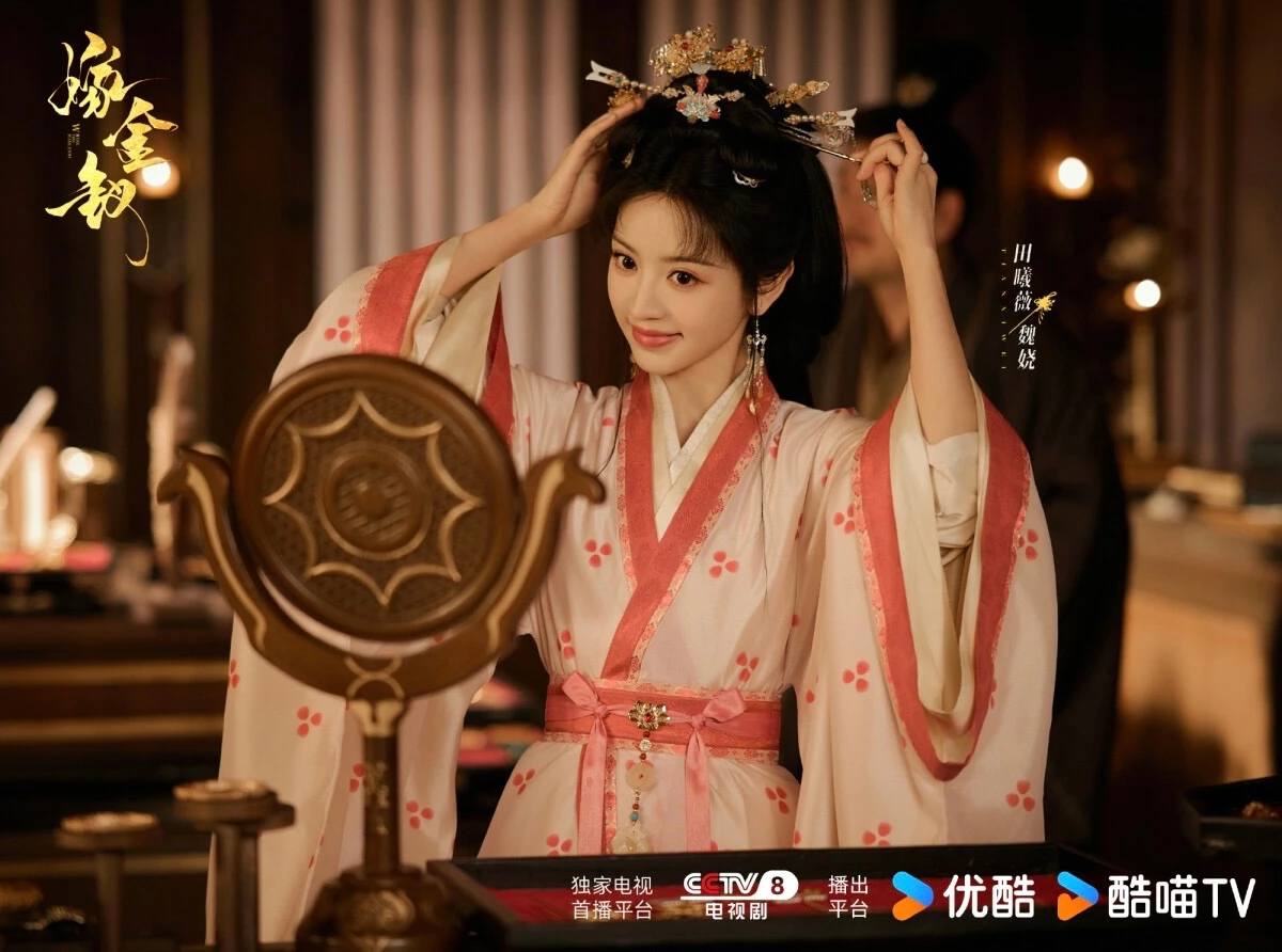 這次在《嫁金釵》則首次挑戰分飾兩角:真千金魏嬈與假千金君黛,魏嬈從小流落市井,為了照顧養母被迫忍受欺凌,卻也因此練就敏銳的觀察力與強烈的求生意志;君黛則從小享盡榮華富貴,個性驕縱狠辣,為了保住地位不惜犧牲別人。兩個角色雖然身分天差地遠,卻都不是傳統柔弱無害的古裝女子,田曦薇也透過不同的眼神、語氣與肢體動作區分角色,直接讓觀眾看到她甜美外表下的全新面貌。