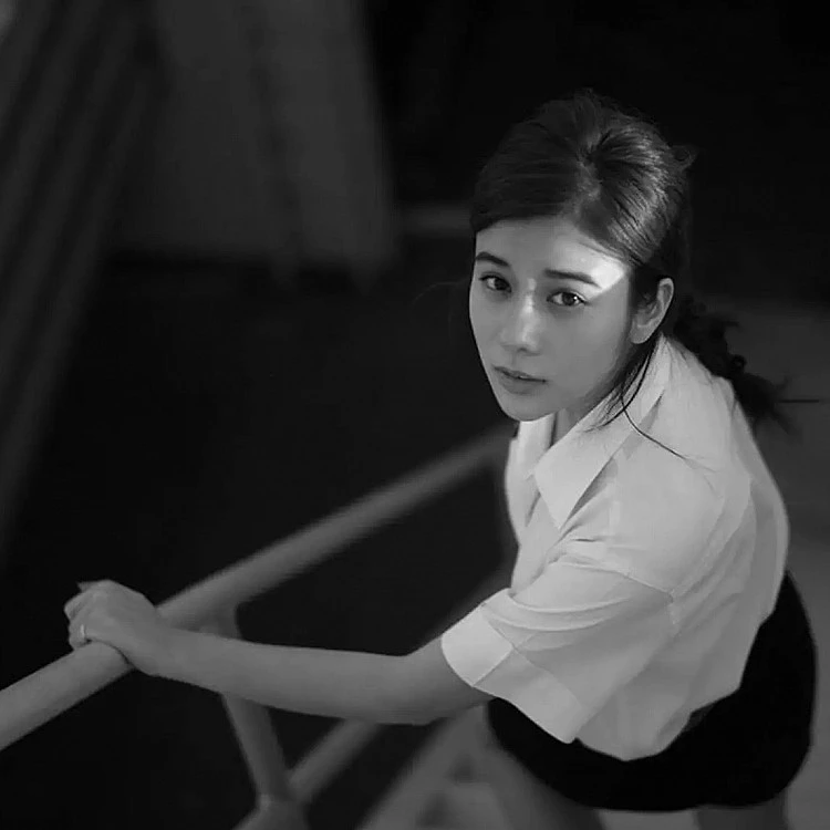 2012 年以演員身份出道的 Kao,在 2013 年出演人氣泰劇《荷爾蒙》中反派角色 Sprite 後更一夜爆紅,截至目前 Instagram 更累積超過 1000 萬粉絲。