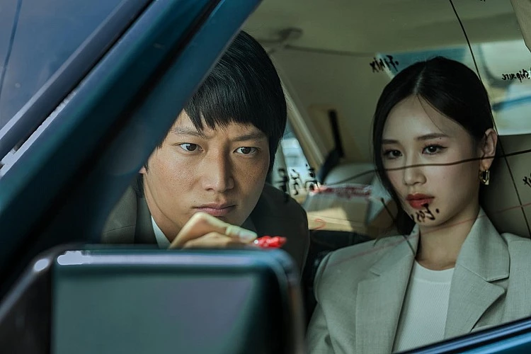 而另一位 Jane 葉芷妤也來頭不小,因為爸爸是台灣人,她可以說著一口流利中文,她就是今年主演在全球熱播泰劇《瘋狂獨角獸》(Mad Unicorn)的女主角徐曉雨,精緻的五官加上精湛的演技,讓她開播後人氣大攀升