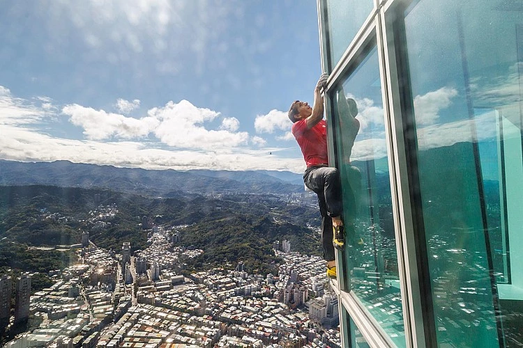 美國攀岩好手艾力克斯霍諾德(Alex Honnold)25日以短短91分鐘赤手征服台北101