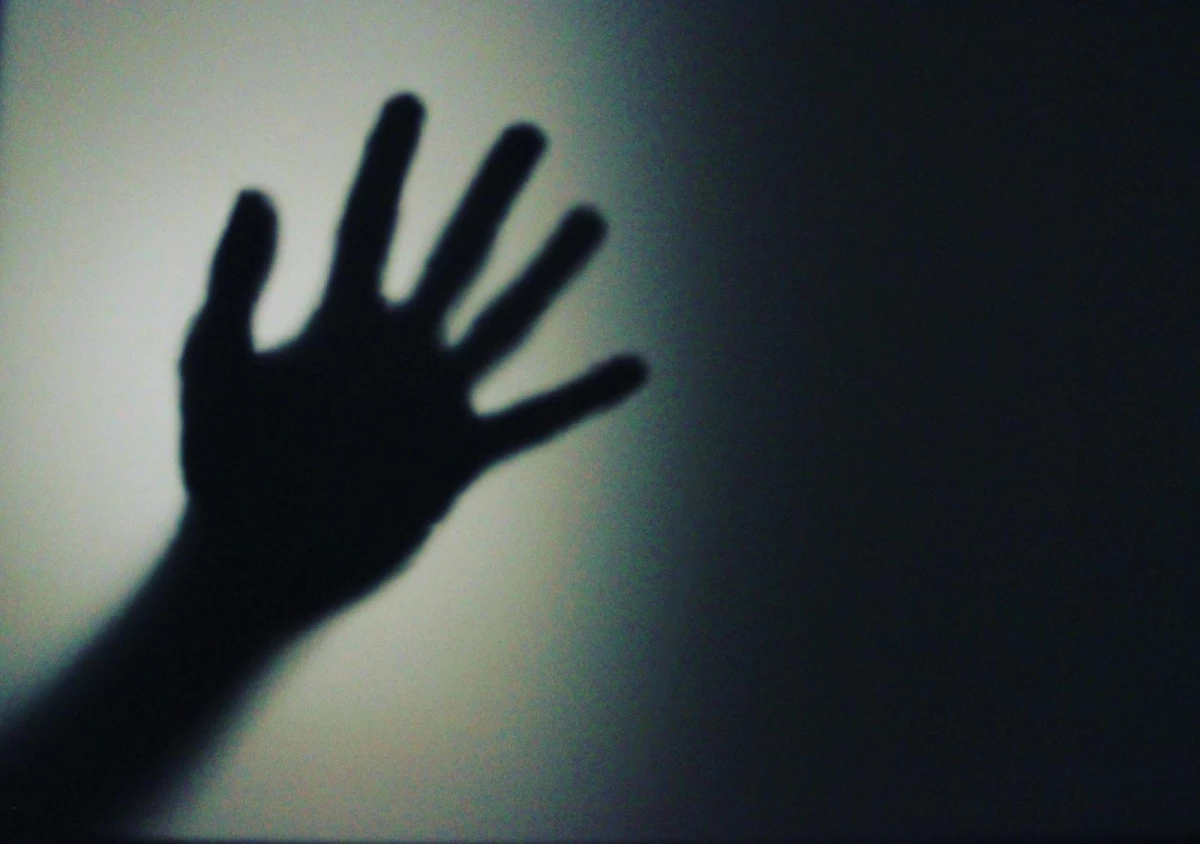 人際關係從來不是單向推動,而是兩個人的節奏、界線與情緒彼此編織出的結果。看完以上這6種令人心累的性格特質,你也許會想到某個熟悉的身影,也可能發現自己偶爾也會落入其中。能夠察覺,就是修復與調整的起點。若我們都願意在日常互動裡稍微放慢語氣、少一點反駁、多一點傾聽,許多原本的摩擦其實都能被軟化。當溝通更溫和、界線更清楚,彼此的相處也能變得輕鬆、自在許多。