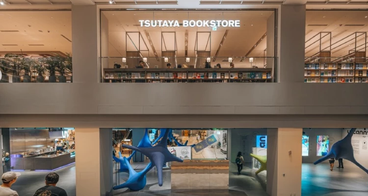 「蔦屋書店」，不僅僅是一間販售出版刊物的書店，更巧妙結合了咖啡館、生活選物與文化活動，打破傳統書店單一功能的框架，打造出兼具閱讀、休閒與生活體驗的複合空間。店內除了提供豐富的選書外，也融入文青感十足的咖啡、文具、家居與設計商品...讓每位顧客都能在舒適氛圍中自在探索，享受閱讀與生活的樂趣。
