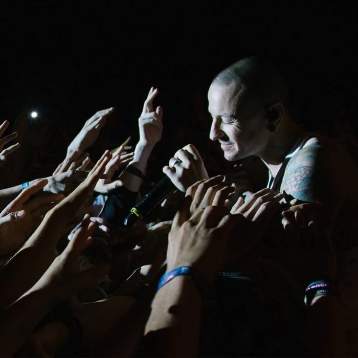 《Heavy》與《One More Light》露玄機,Linkin Park 主唱 Chester Bennington 於家中上吊自殺