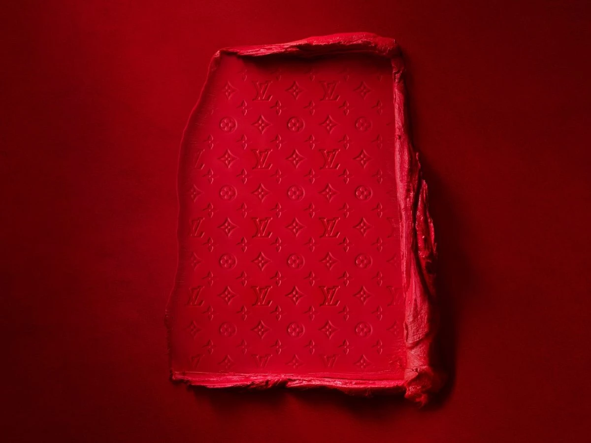作為全球最大奢侈品集團,LV 母公司(酩悅·軒尼詩-路易·威登集團,簡稱 LVMH)旗下的跨國私募股權公司 L Catterton(路威凱騰),近日與法國投資集團 Eurazeo,以及法國高端香水品牌 Ex Nihilo 的三位創辦人達成協議,將 Eurazeo 所持有的 Ex Nihilo 少數股權出售給 L Catterton。這筆交易預計於 2026 年第一季完成,此舉也展現 Ex Nihilo 有意強化美國市場布局的野心。
