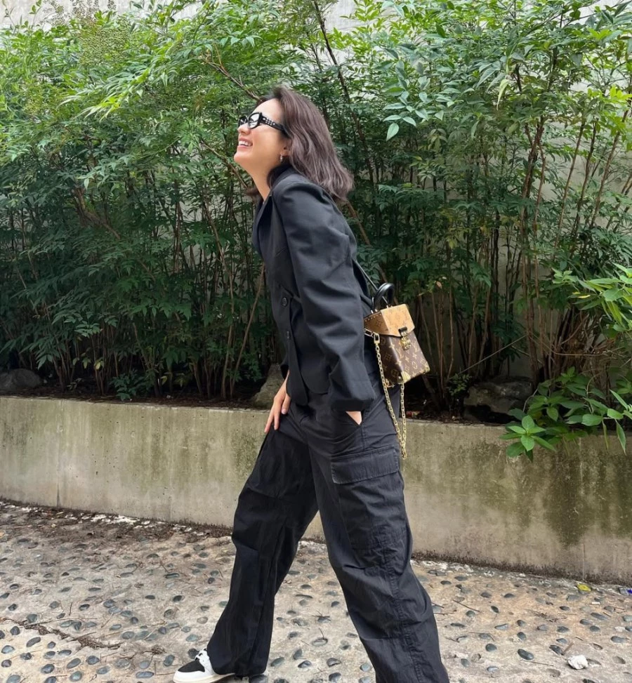 韓孝周運用一身簡約的服裝為主角，搭配上 Louis Vuitton 這只硬殼小包