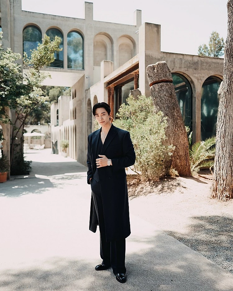 作為Piaget全球品牌代言人，李俊昊現身西班牙巴賽隆納《Shapes of Extraleganza》2025年度頂級珠寶發表會，以一身黑色長版大衣搭配全黑西裝亮相，這套Look以俐落的黑色為基調，少去了白襯衫的打底，增添了脖子至胸口的透服感，讓穩重的穿搭中有些呼吸感，營造乾淨俐落的高級氣場。