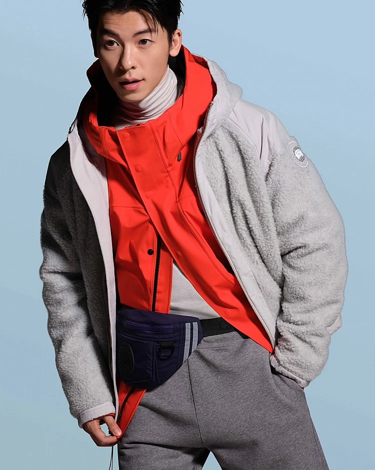 繼 Fendi、Tiffany、Uniqlo 之後，許光漢正式成為Canada Goose亞洲首位品牌大使！他以雙造型亮相宣傳大片，一套以派克大衣搭配牛仔帽，展現率性灑脫；另一套則運用灰階配色與亮橘防風夾克。