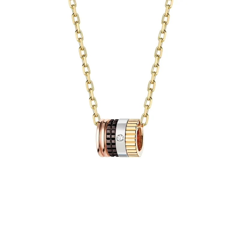 Boucheron 的 Quatre 是時尚界「一定懂」的存在。四環設計代表四種品牌經典語彙——Grosgrain 羅緞刻紋、Clou de Paris 巴黎飾紋、Diamond Line 鑽石圈、Double Godron 雙層同心圓。這些細節縮進一圈小小的吊墜裡,像是把巴黎的建築語彙戴在身上。三色金搭配棕色 PVD,再加上一顆亮眼的圓鑽,個性十足又不會過度張揚。這款特別適合極簡俐的人,無論是黑西裝、白襯衫、針織套頭都能完美融合。若你喜歡帶點法式叛逆的味道,選它不會錯。