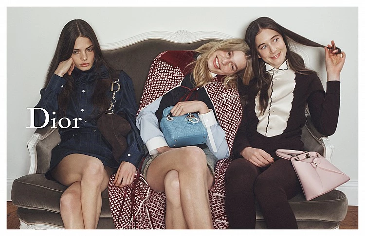 Dior 正式發布 2026 春夏系列最新形象廣告，這也是創意總監 Jonathan Anderson 首度同時掌舵男女裝後推出的首支共構形象企劃。廣告由英國攝影師 David Sims 掌鏡，以近乎紀實的鏡頭語言，將品牌精神轉化為一組介於現實與舞台調度之間的影像敘事。