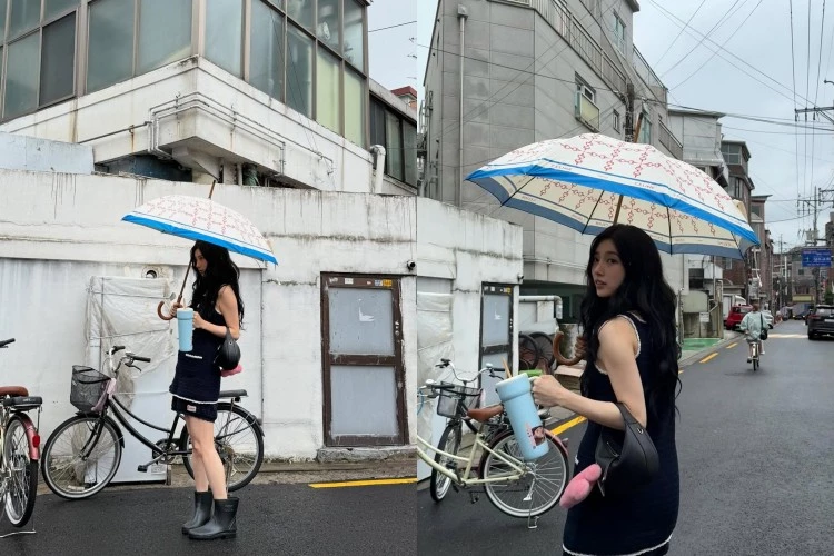 面對即將迎來的秋冬，下雨天也要很時髦！秀智用一身「雨天穿搭」展現私服靈感。以深藍針織洋裝作為主角，微微收腰的剪裁勾勒出纖細線條，卻不失柔軟溫度。