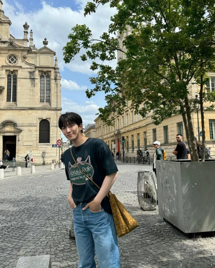 旅行的穿搭，舒適、方便是很基本的條件，李俊昊的旅行日常以一件帶有服感感的印花T恤搭配直筒淺藍牛仔褲，腳踩白色球鞋，整體色調輕鬆自然，加上肩背的Bottega Veneta「Andiamo」編織包成為視覺焦點，既滿足時髦度又很有實用性！