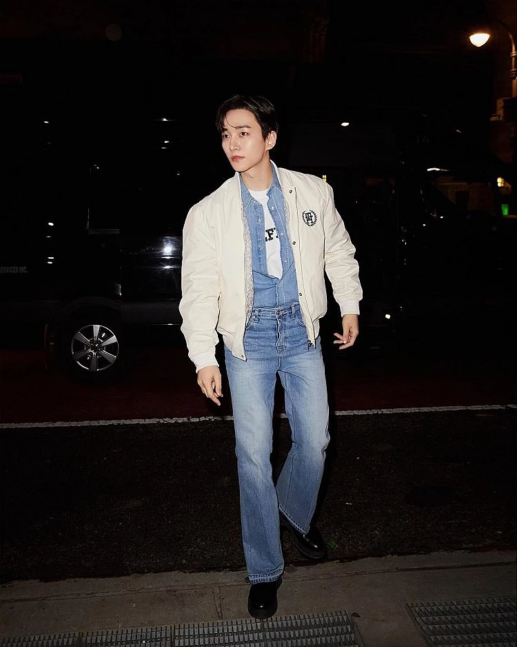 可以發現李俊昊蠻常運用牛仔單品做搭配！這一次他運用了Denim on Denim的穿搭公式，以Tommy Hilfiger牛仔外套、牛仔褲以及內搭的白色logo T恤作為穿搭的基底，他再外搭一件淺色飛行員外套，瞬間提升層次感與實用性，不只增加率性俐落態度，讓整體視覺更完整！