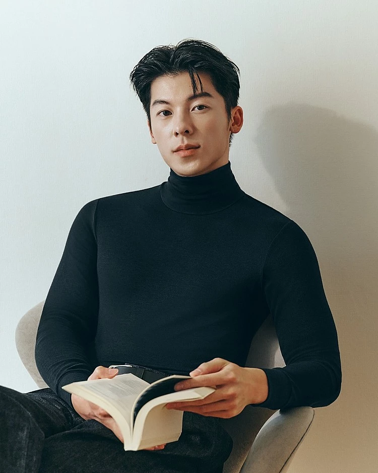 日本國民品牌 Uniqlo 今年迎來來台15週年，邀請許光漢擔任品牌大使！許光漢在Uniqlo形象照中，他以極簡條紋衫、素T與牛津襯衫展現日常與品味並存的魅力。從舞台到街頭，他的自在氣場讓平價時裝穿出高級感，在社群上掀起模仿風潮，爭相搶同款。