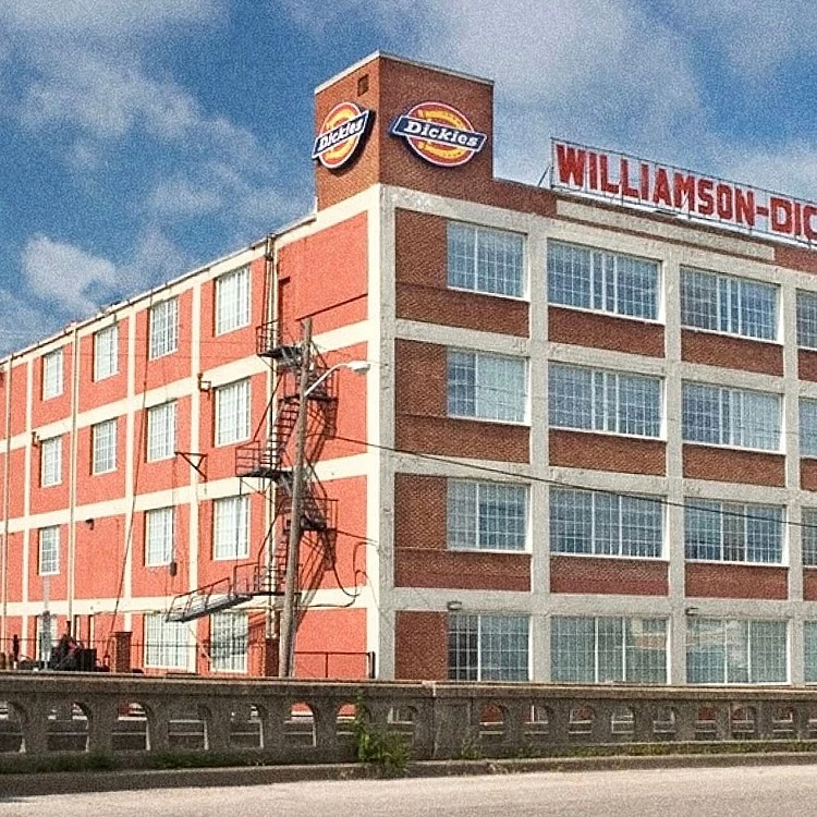 美國百年工裝品牌 Dickies 近日驚傳將撤出台灣市場，不僅台灣官方網站已悄然關閉，各大百貨專櫃也傳出將於1月15日全面撤櫃，象徵品牌在台營運正式畫下句點。事實上，Dickies 早在去年11月便已出現異動跡象。品牌當時以「全球營運計畫調整」為由，關閉官方商城下單功能，並要求消費者於去年底前完成售後相關事宜。隨後官網全面下線，更讓外界對撤台傳聞議論紛紛。根據 Threads 網友分享，此次變動與母公司轉賣、經營策略調整有關，未來是否重返台灣市場，目前仍是一個問號。