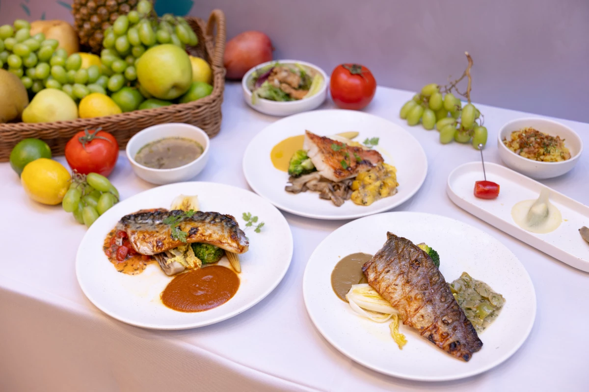 FISH BAR 250° 以單人炭火烤魚套餐為主軸，大家可依照個人偏好，從不同魚種、風味醬汁、主食與搭配內容中，完成一份屬於自己的餐點。主餐選擇包含：鯖魚、鮭魚、大目鯛魚、花魚、冰島鱈魚、午仔魚...等，選完魚種後，可在挑選搭配番茄莎莎、鳳梨百香果、白葡萄酸種醬汁等配料，透過炭火料理與果香醬汁調配，將呈現各自的風味特色。
