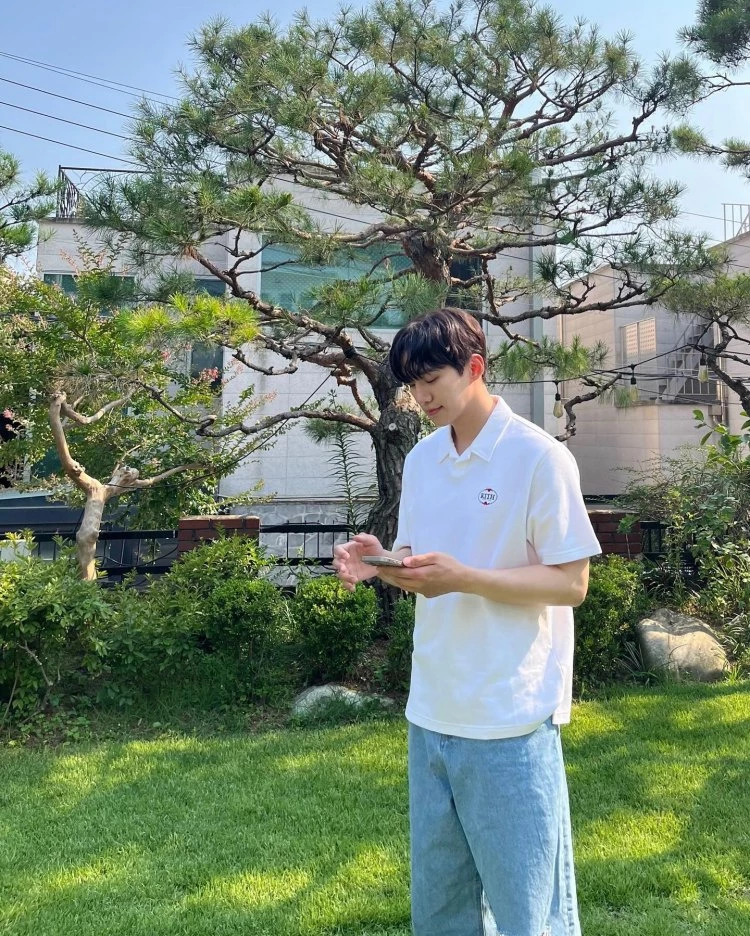想要運用穿搭來讓男友力飆升？這一套簡直是滿分範例，上身選擇一件 純白Kith Polo衫，乾淨俐落的設計很清新、很適合。下身搭配一件淺藍直筒牛仔褲，版型稍微寬鬆卻不會過於休閒，整體比例剛好被拉長，特別是 Polo 衫的短版剪裁，讓腿部線條更顯修長。
