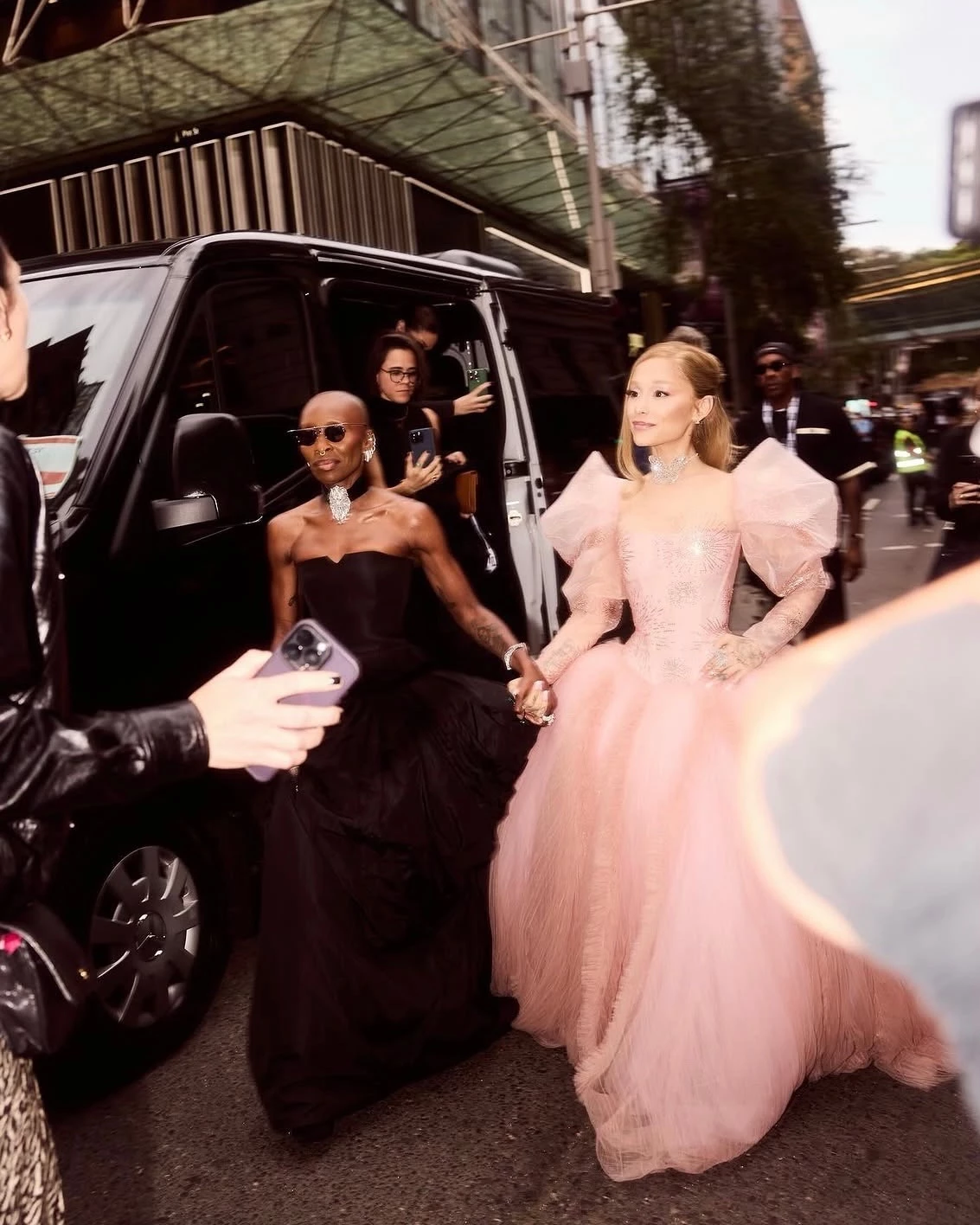 Ariana Grande 自 2013 年推出首張專輯《Yours Truly》正式進軍流行樂壇後,憑藉橫跨四個八度的高亢嗓音與融合 R&B、流行及靈魂樂的風格,迅速躍升為全球最具代表性的流行女歌手之一。不只每次推出新專輯或歌曲都能迅速攻頂全球各大音樂排行榜,並締造多首 Billboard Hot 100 冠軍單曲。