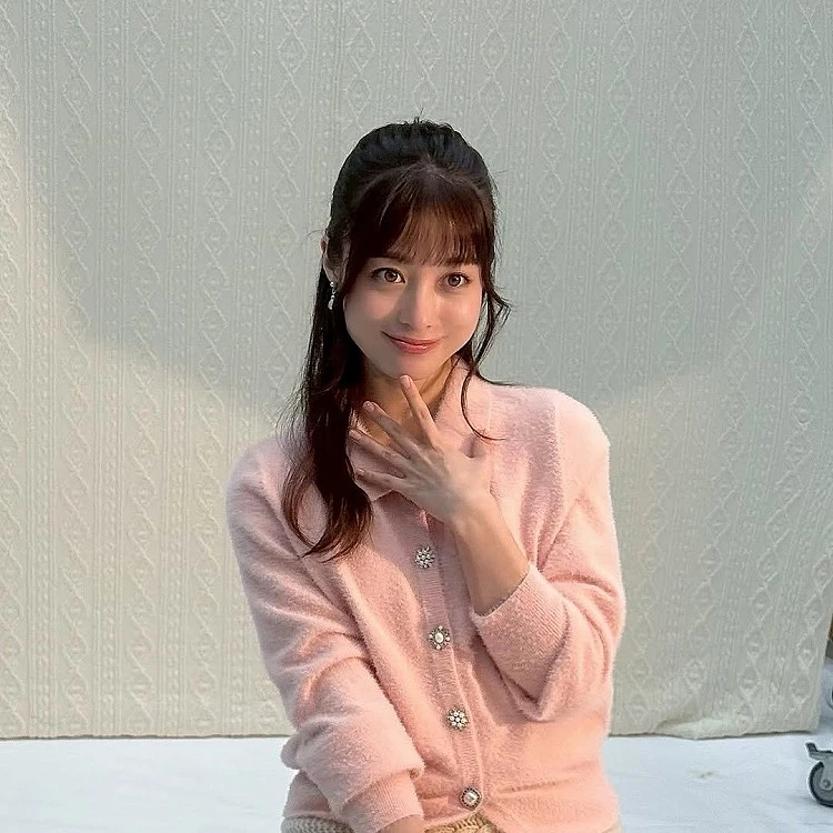 橋本環奈瀏海髮型推薦3:溫柔微捲公主頭