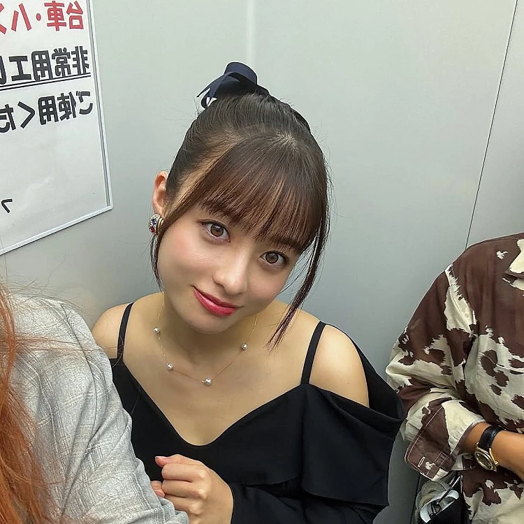 橋本環奈瀏海髮型推薦4:俏麗蝴蝶結丸子頭