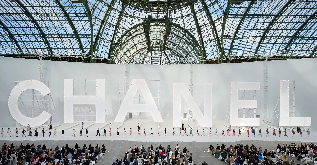 Chanel 2021春夏大秀把「好萊塢」搬到巴黎大皇宮!大看板、迷你包...5大亮點一次看