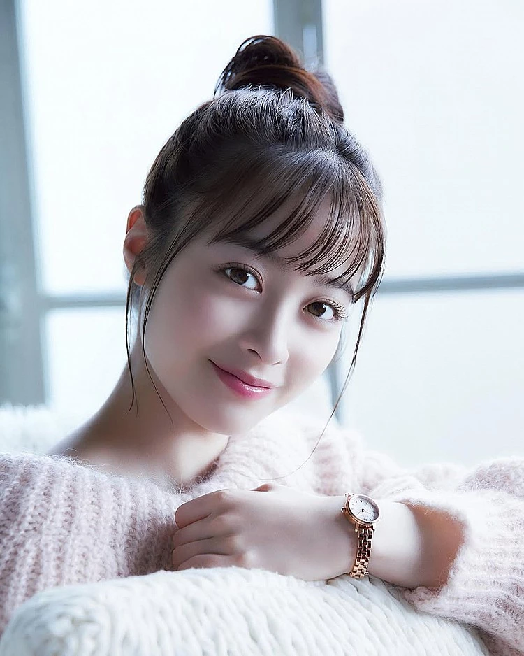 橋本環奈瀏海髮型推薦7:乾淨丸子頭