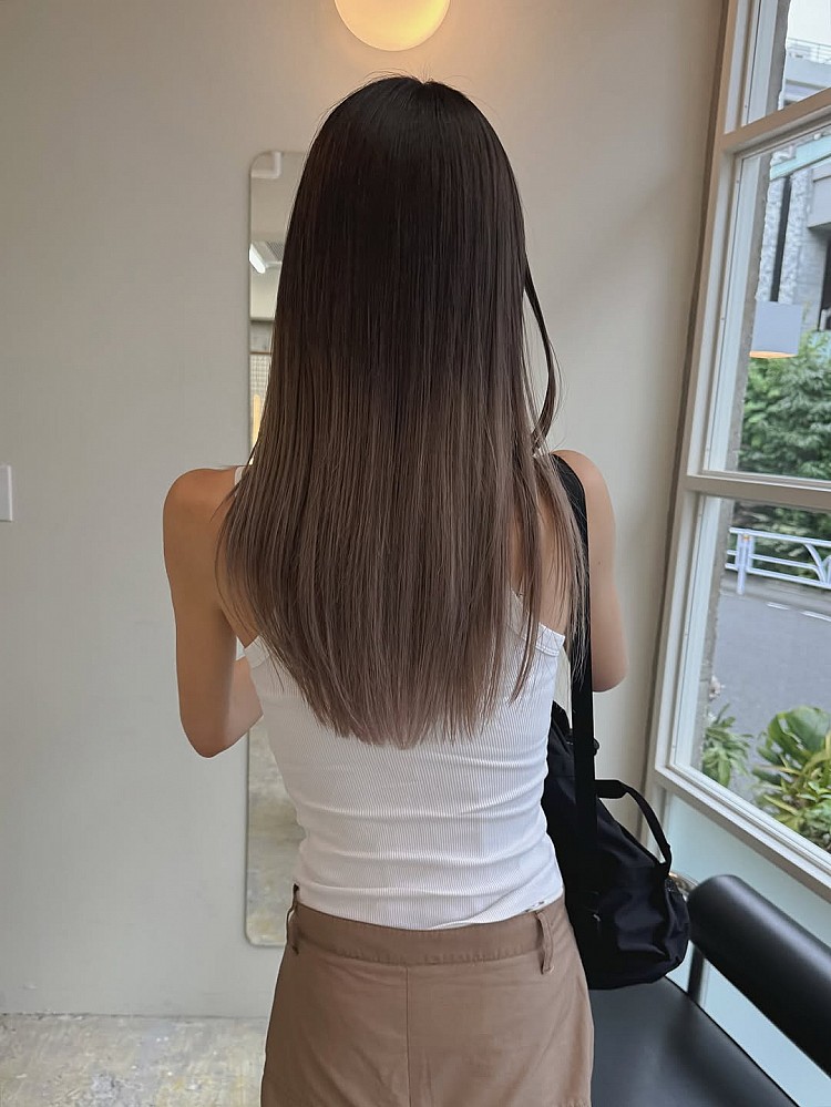 奶茶棕髮色造型推薦5:漸層長直髮