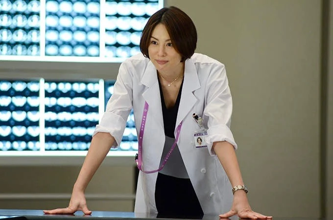 《Doctor X：白色黑手黨時代》最大亮點，就是改編自米倉涼子主演的日本國民級醫療劇《派遣女醫X》，主角大門未知子不隸屬任何醫局、以自由派遣外科醫身分穿梭各大醫院，面對院內派系、權力鬥爭與高難度手術，始終只相信自己的技術，「我，絕不失敗」也成為日本觀眾耳熟能詳的經典台詞。