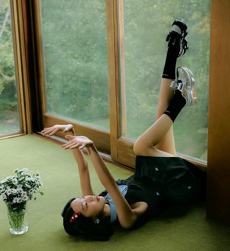 用運動科技搶攻時尚版圖！Asics沒有為了時髦、潮流犧牲運動本質，從SportStyle支線，到與Issey Miyake、Cecilie Bahnsen、Kiko Kostadinov等設計師合作，品牌始終以專業跑鞋科技為基底，再向外延伸設計語言。這讓Asics同時站得住跑道，也走得進時裝週，成功扭轉「老派運動鞋」的印象。