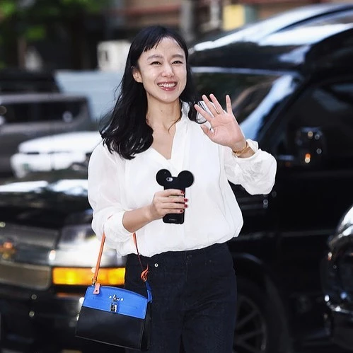 全道嬿身著深色休閒褲與鬆身襯衫，呈現出日常感，但在包袋的選擇上，她用一只帶有亮藍色皮革拼接的提包點綴，藉由反差的色彩，讓看起來經鬆日常的搭配變得更有型。