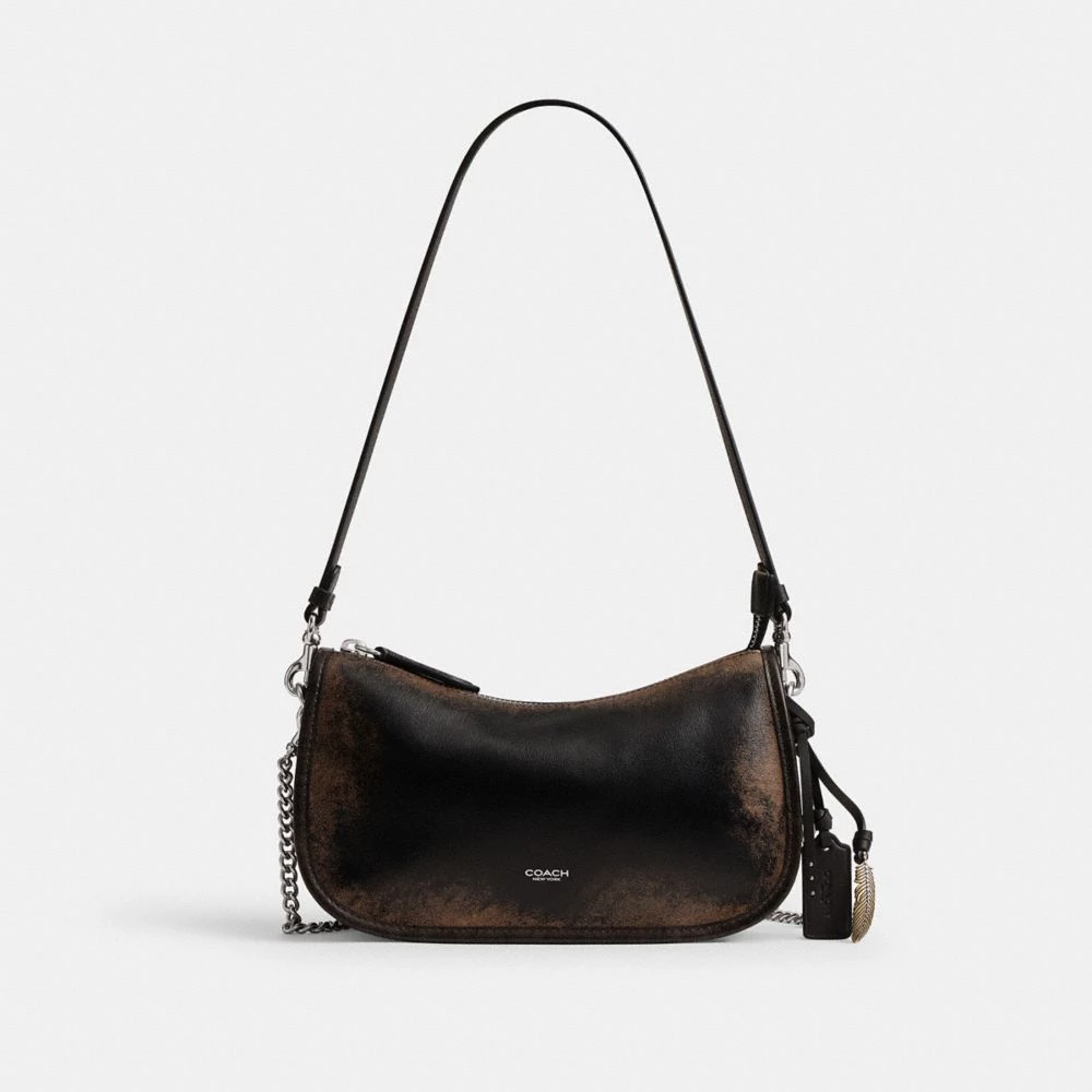 這款「Waverly」腋下包同樣來自於 Loved Leather 系列，仿舊的皮質設計，搭配上羽毛金屬吊飾的點綴，讓包款呈現出像是性感的女機車騎士，火辣又個性！