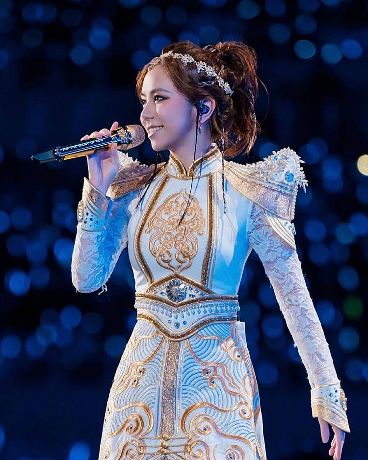 鄧紫棋自 2014 年因參與湖南衛視歌唱競賽節目《我是歌手》第二季時的亮眼表現在華語地區迅速走紅，收放自如的嗓音加上引薦的台風，使她演唱會一場接著一場開，在葛萊美今年公布的「全球女歌手累計巡演票房排行榜」中，她更以第四次個人大型巡迴演唱會「I AM GLORIA」總票房 US$ 4.24 億元（約 127 億台幣），直接超車樂壇天后瑪丹娜（Madonna）與世界級女團 BLACKPINK，成為榜單中的第四名。