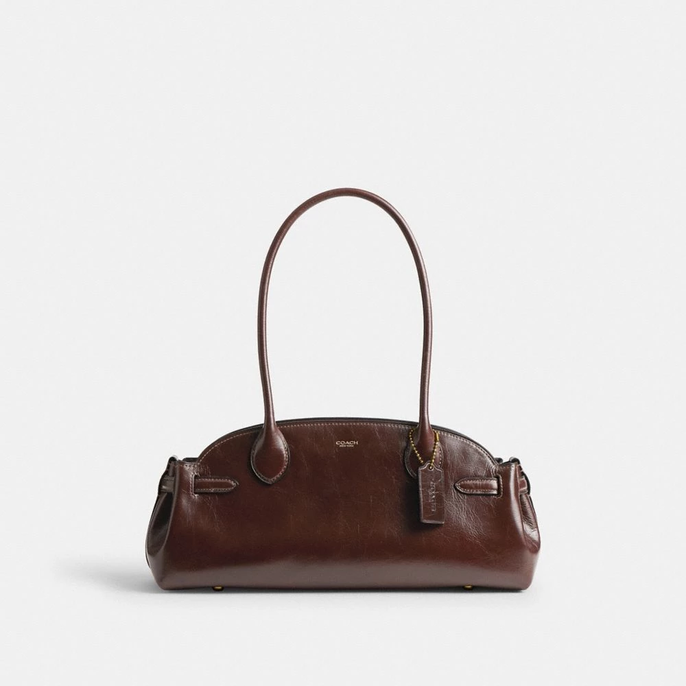 前陣子許多網友會用「臘腸狗包」還形容窄長的包款，這款「Empire Carryall 34」便擁有其特性。