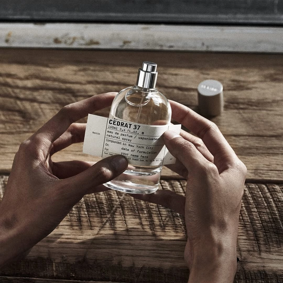 Le Labo 的 Cedrat 37(柏林限定)被普遍認為是城市限定系列裡人氣僅次於 Gaiac 10 的香水之一。它之所以受到那麼多香水迷喜愛,不只是因為香氣清新,更因為它同時結合了能量感、創意感與柏林的城市靈魂。開場是明亮的柑橘爆發感(酸爽、自然、非甜),中後段出現溫熱的薑與木質調,帶點辛辣與性感,最後以麝香收尾,乾淨又帶一絲溫度,更具生命力。