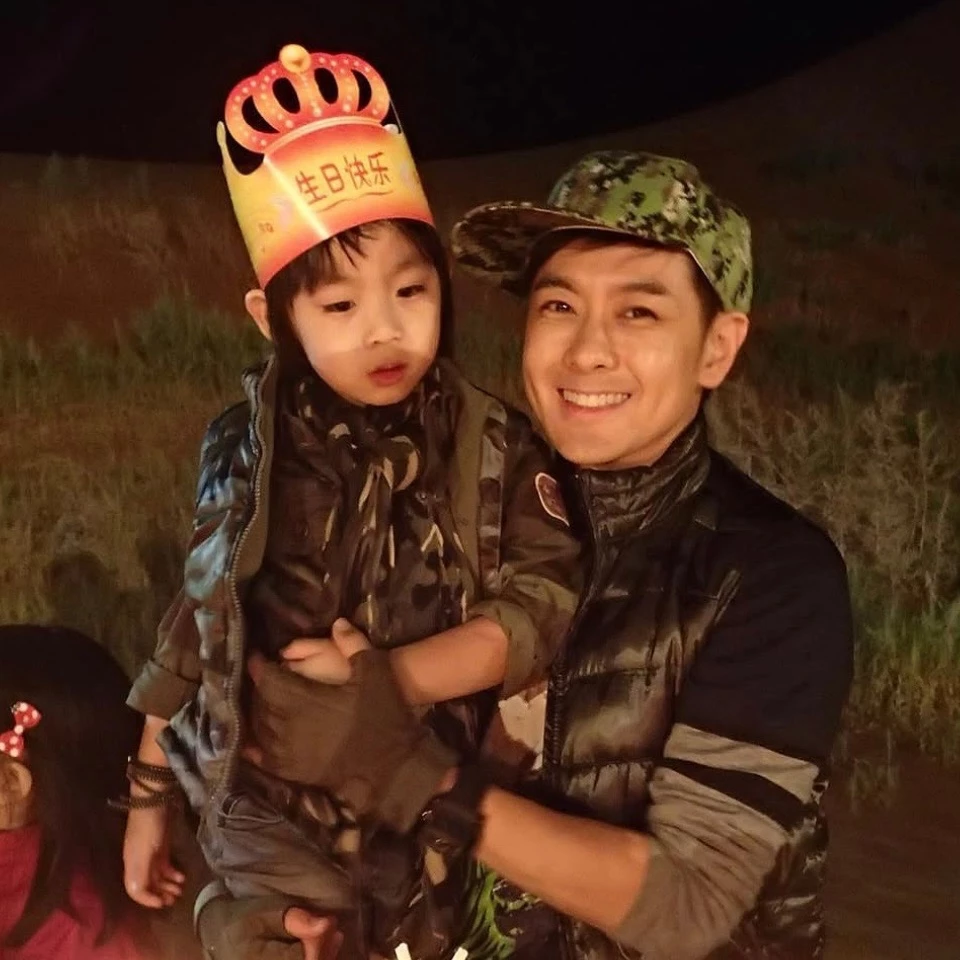 林志穎與模特兒陳若儀交往多年後,最終於 2009 年迎來兒子 Kimi,兩人也在 2010 年登記結婚,2013 年,他帶 Kimi 參加《爸爸去哪兒》,溫柔耐心的育兒方式成為節目最大亮點,到了 2015 年再迎來雙胞胎兒子 Jenson 與 Kyson,儘管近年已淡出演藝圈,但帥氣的奶爸形象依舊深植人心。