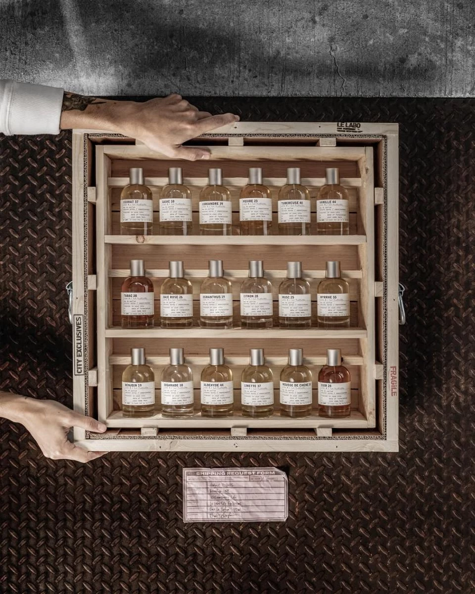 Le Labo 的 Cedrat 37(柏林限定)被普遍認為是城市限定系列裡人氣僅次於 Gaiac 10 的香水之一。它之所以受到那麼多香水迷喜愛,不只是因為香氣清新,更因為它同時結合了能量感、創意感與柏林的城市靈魂。開場是明亮的柑橘爆發感(酸爽、自然、非甜),中後段出現溫熱的薑與木質調,帶點辛辣與性感,最後以麝香收尾,乾淨又帶一絲溫度,更具生命力。
