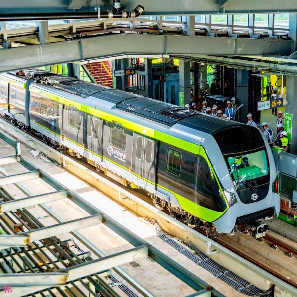 桃園捷運「棕線」 即將於年底正式動工,預計 2032 年完工通車,成為連接桃園與台北捷運系統的重要交通幹線。全長約 11.38 公里、規劃 7 座車站,串聯自桃園火車站至台北捷運中和新蘆線的「迴龍站」,打造雙北與桃園間最快捷的通勤路線。相較現有交通工具,棕線完工後預計只需 18 分鐘,即可從桃園直達台北捷運系統,進一步推進「一小時生活圈」的願景。