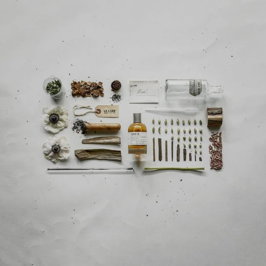 Le Labo 的 Tabac 28(邁阿密限定)是城市限定系列中最具「個性」與「性感氣場」的一款。它之所以能成為人氣香氛,不只是因為氣味濃郁迷人,更因為它完美捕捉了邁阿密的靈魂——熱情、夜色、煙草與海風共存的感覺。開場是溫暖的菸草香,略帶濕潤與甜感,隨後木質調浮現出乾淨的深度,最後留下一種柔滑、性感的皮革氣息,宛如置身邁阿密夜晚的爵士酒吧。