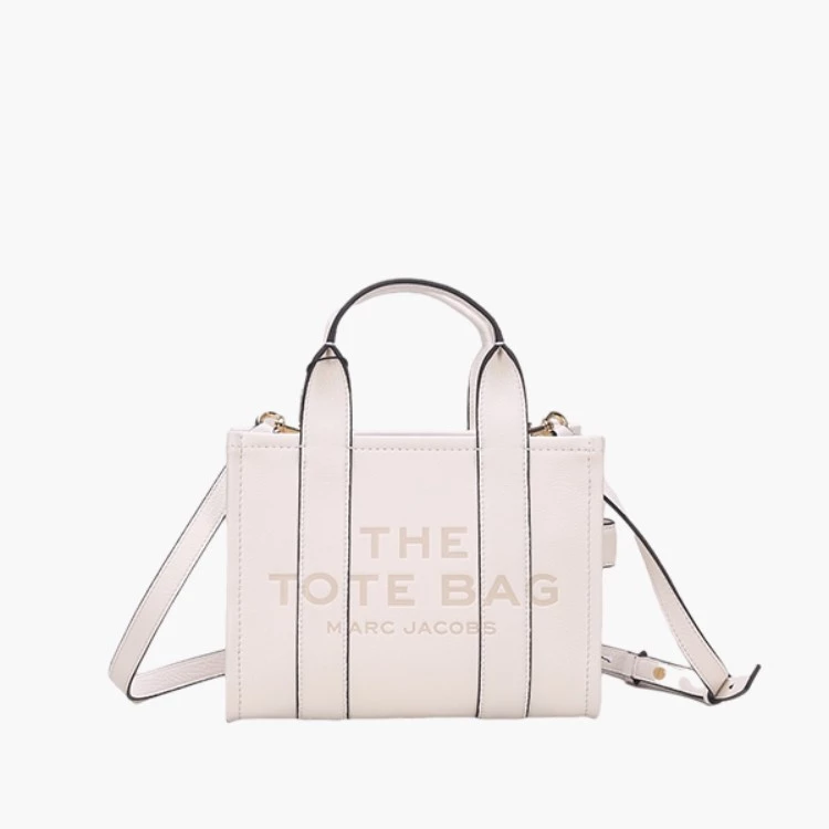 Marc Jacobs經典The Tote Bag推出這款小巧白色版本,以細膩荔枝紋皮革製成。