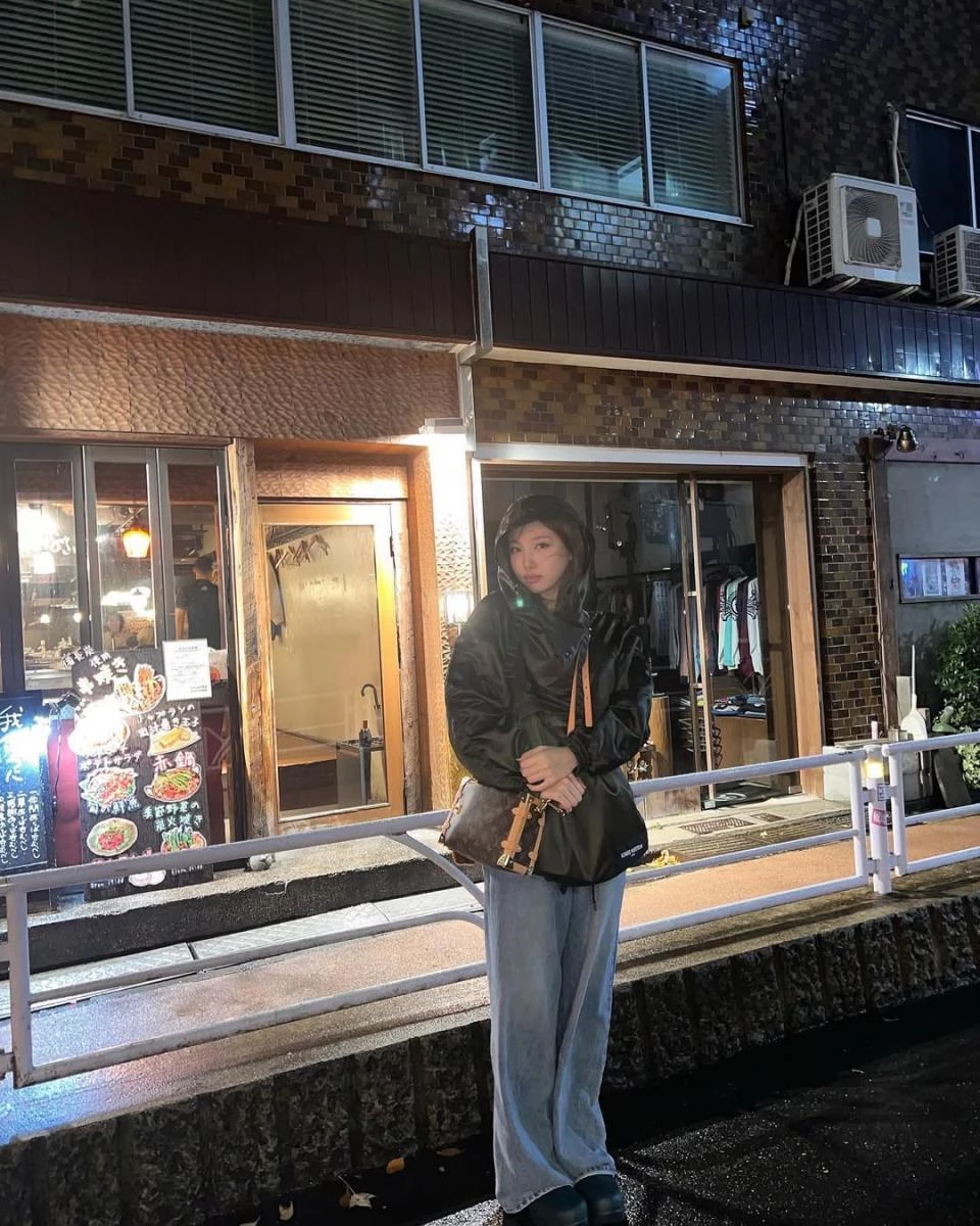 防風外套是許多人冬天穿搭的必單品！這次娜璉在褲款挑選上，以中統寬鬆的男友牛仔褲做搭配